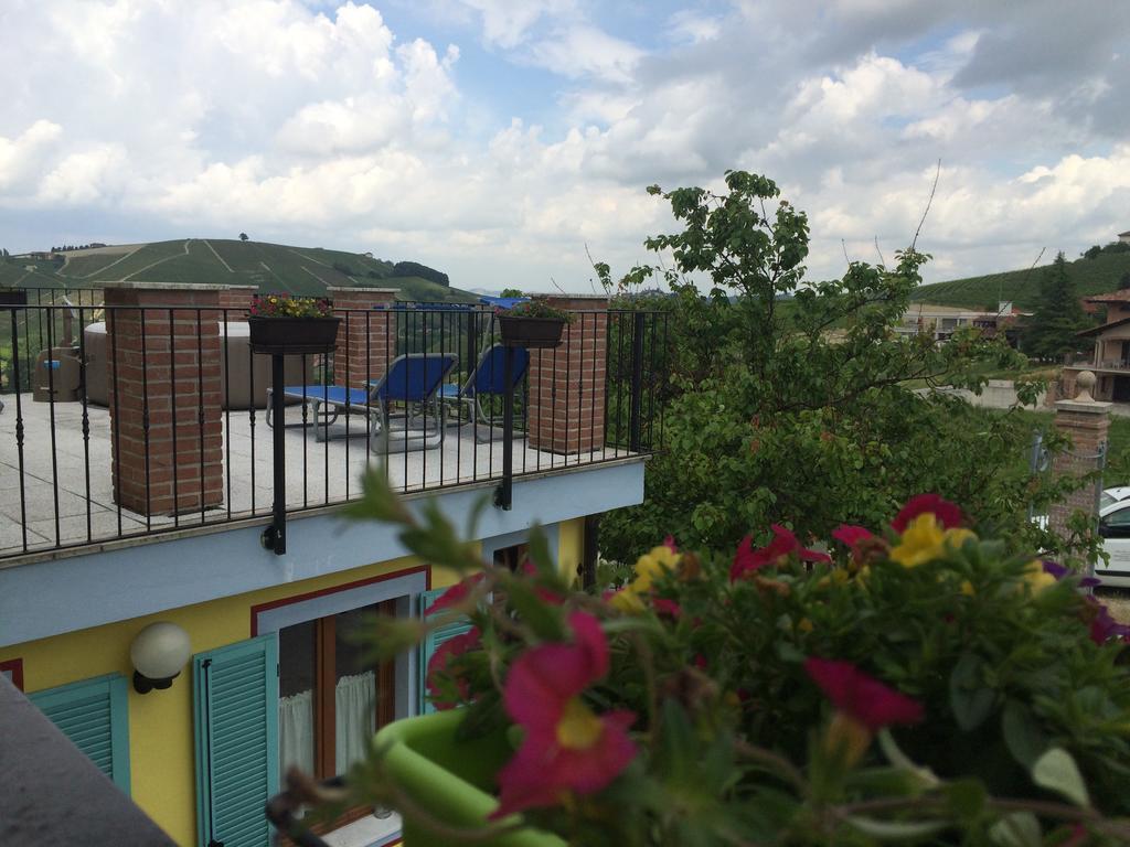 לינה וארוחת בוקר Neviglie La Terrazza Del Barbaresco חדר תמונה